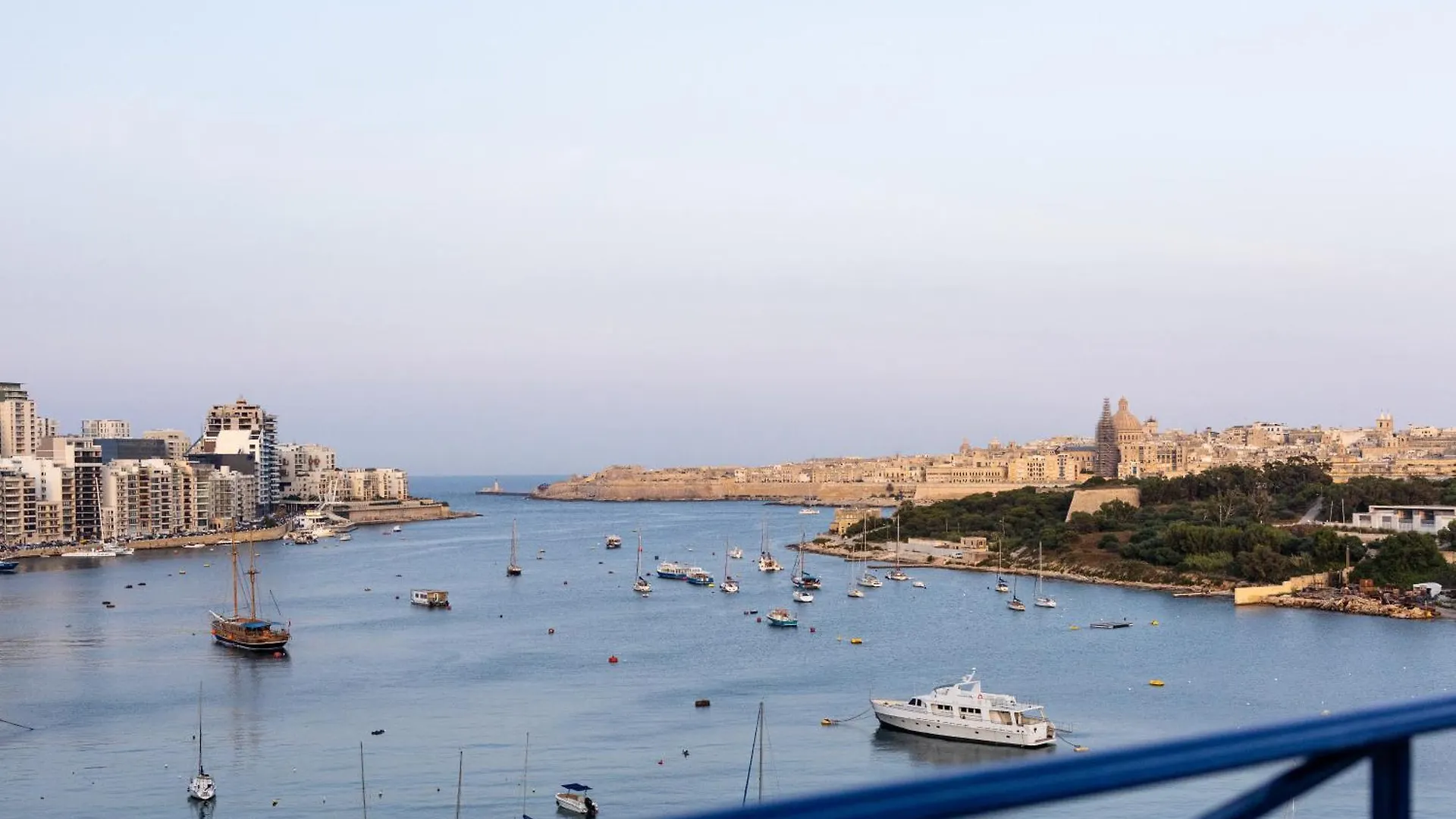 Waterfront Hotel Sliema 4*,